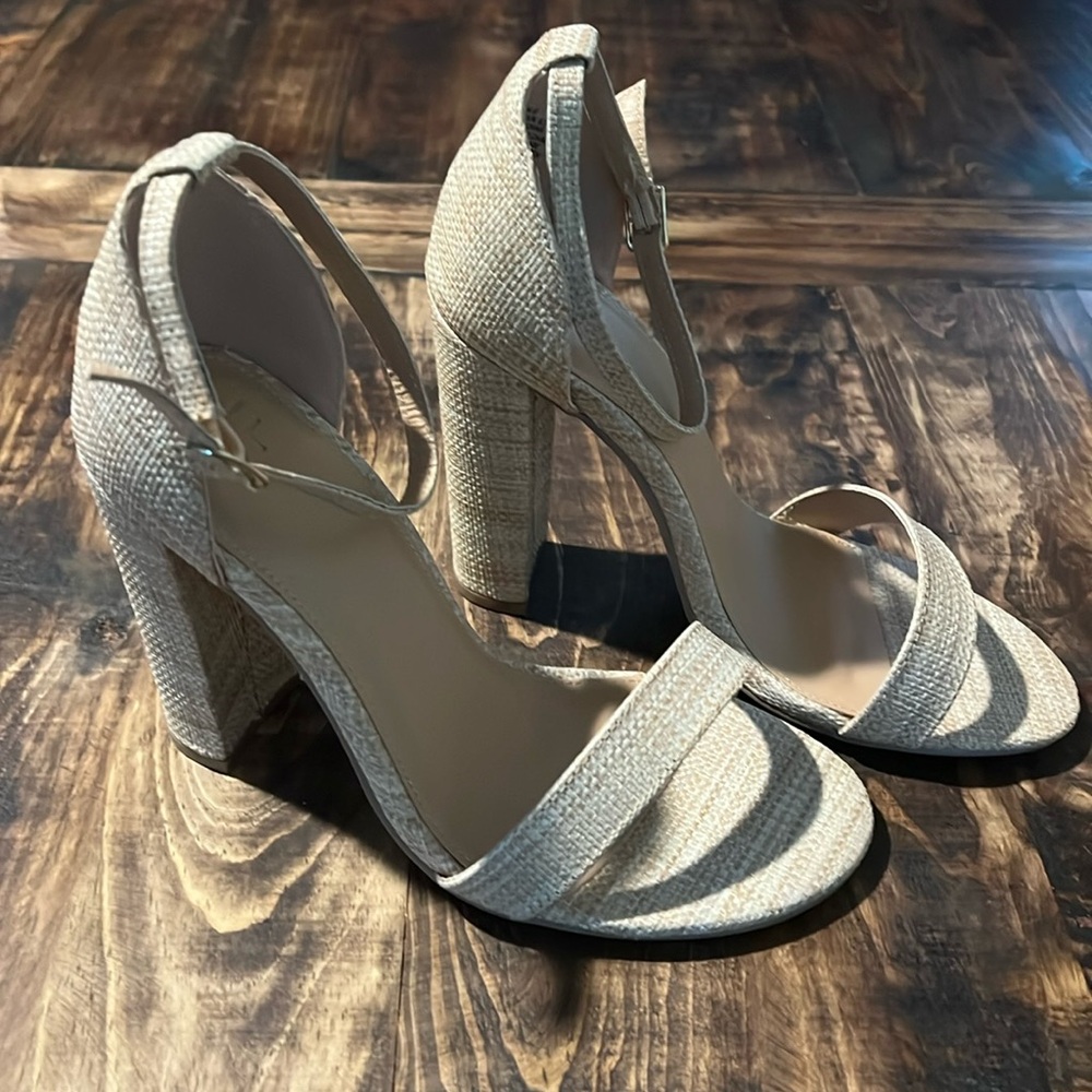 NWT Women’s heeled sandal